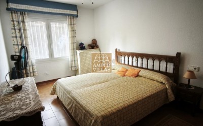 Romslig bungalow med felles svømmebasseng og tennisbane ved siden av golfklubben.